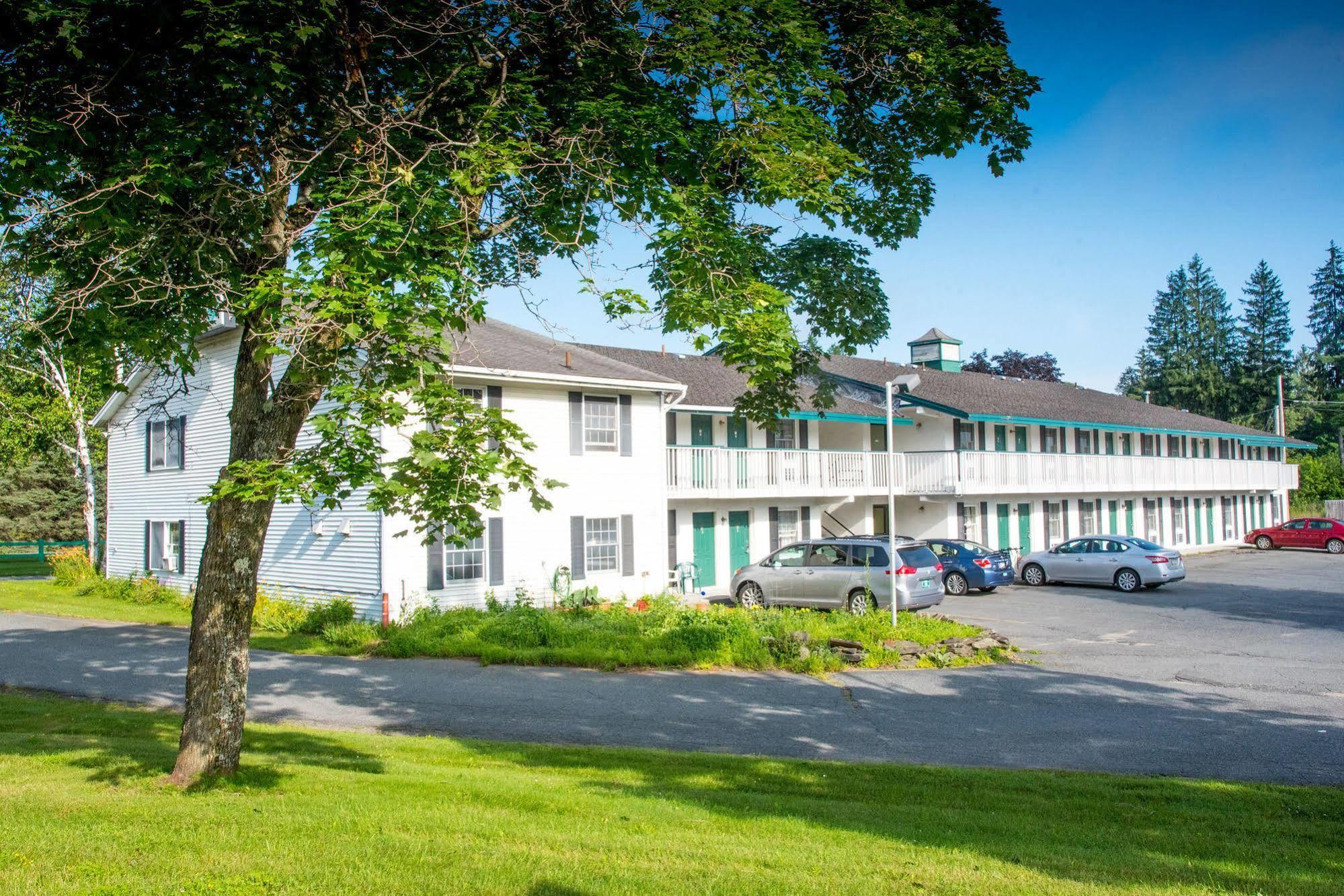 Colonnade Inn Lyndonville Exterior photo